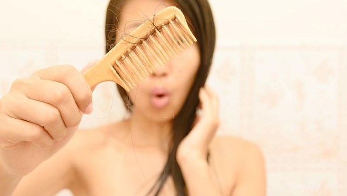 Punya Masalah Rambut Rontok? Yuk Atasi dengan Shampoo Dove Total Hair Fall Treatment