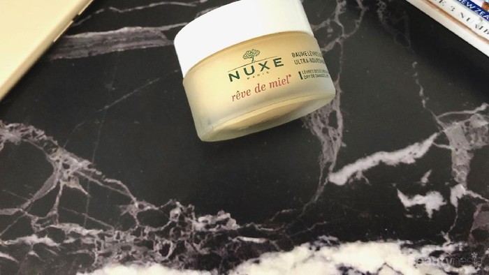 Yuk Kenalan dengan Nuxe Reve de Miel Ultra Nourishing Lip Balm: Sang BFF buat Bibir Kering!