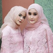 Apa ya style dan bahan hijab yang cocok dipakai ke pesta?