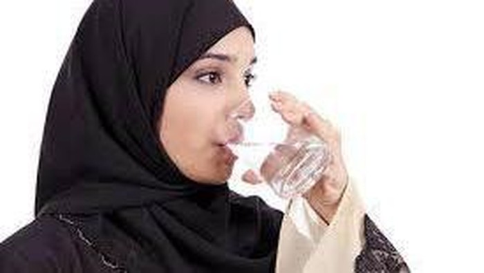 [FORUM] Wow! Minum air hangat tiap pagi bikin berat badanku turun