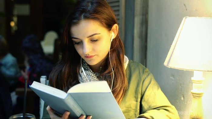 Bosan Novel yang Itu-itu Saja ? Coba Cek 4 Rekomendasi Novel yang Sukses Bikin Galau Ini!