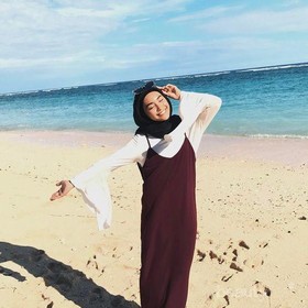 Gaya Hijabers ke Pantai Ini Ternyata Lagi Hits dan Kekinian Banget Lho Ladies!