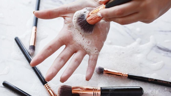 Ingin Mencuci Brush Make Up dengan Benar? Yuk Ikuti Langkah Simple Ini!