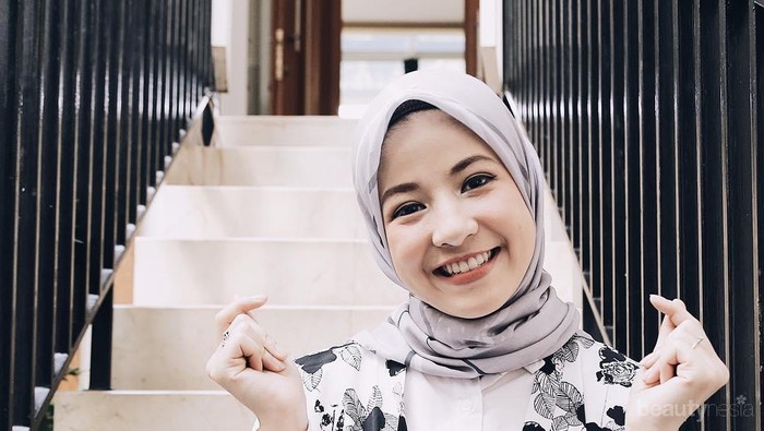 Tetap Bergaya Stylish Meskipun Hanya dengan Mengenakan Kemeja Putih, Yuk!