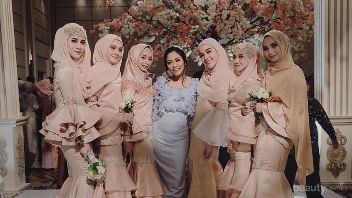 Anggun dan Cantik, Ini Dia Inspirasi Style Kondangan Hijab Ala Bridesmaid Medina Zein!