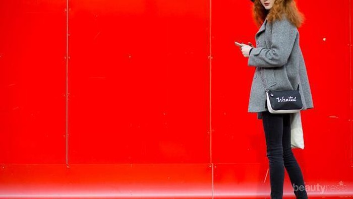 Tips Biar Gaya Kamu Tetap Terlihat Feminin Meskipun dengan Pakai Sepatu Converse