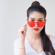 model kacamata sunglasses yang lagi kekinian gimana ya?