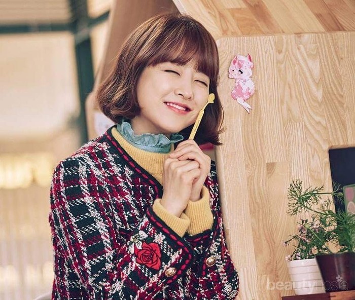 Wajah yang imut memang seringkali membuat Park Bo Young dikira anak-anak. Bahkan sampai Youtube sekalipun. Sama halnya dengan wanita lainnya, Park Bo Young juga merawat wajahnya dengan skincare. Namun, kunci agar tetap awet muda adalah penggunaan produk anti aging sedini mungkin! Bisa dicontoh nih, Ladies! (Foto: Instagram.com/parkboyoungzone/)