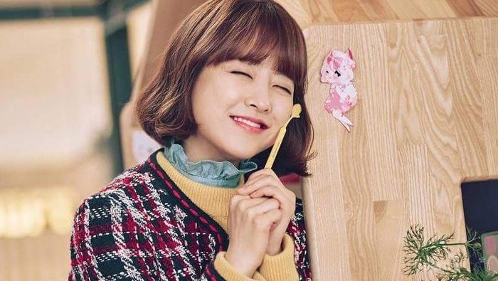 Wajah yang imut memang seringkali membuat Park Bo Young dikira anak-anak. Bahkan sampai Youtube sekalipun. Sama halnya dengan wanita lainnya, Park Bo Young juga merawat wajahnya dengan skincare. Namun, kunci agar tetap awet muda adalah penggunaan produk anti aging sedini mungkin! Bisa dicontoh nih, Ladies! (Foto: Instagram.com/parkboyoungzone/)