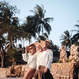 Yuk, Liburan Ke Pantai dengan Gaya Hijab Simple Berikut Ini!