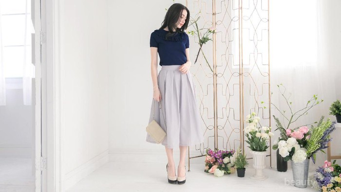 Mau Tampil Beda? Tiru Variasi Gaya Keren dengan Berbagai Jenis Rok Midi Ini!