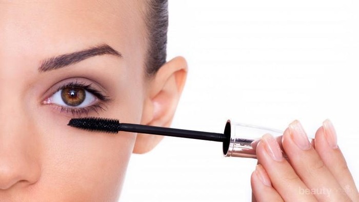 Ternyata, Ini Lho Tips Mudah Mengaplikasikan Mascara pda Bulu Mata Bawah Tanpa Kotor!