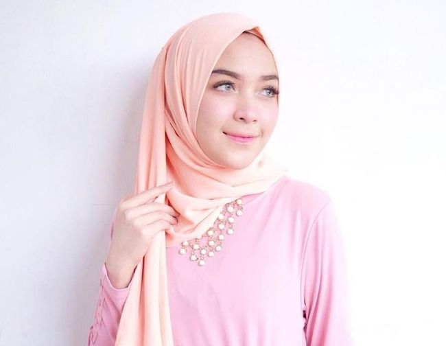 Ini Dia Warna Lipstik yang Cocok Dipadukan dengan Hijab ...