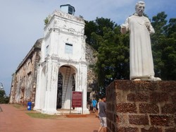 Gereja Unik di Atas Bukit, Ada Makam di Tengahnya