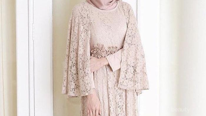 Kebaya Model Cape Ini Lagi Banyak Disukai Para Hijabers untuk Wisuda Lho, Penasaran?