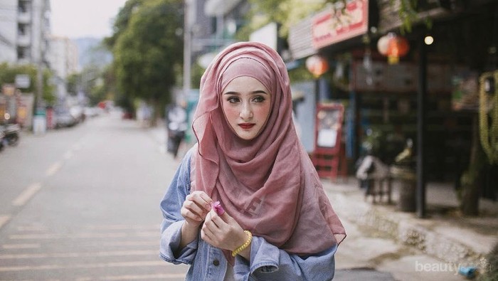 Mengenal Lebih Dekat dengan Gaya Sporty Khas Saira Mirror, Hijabers Thailand yang Ngehits