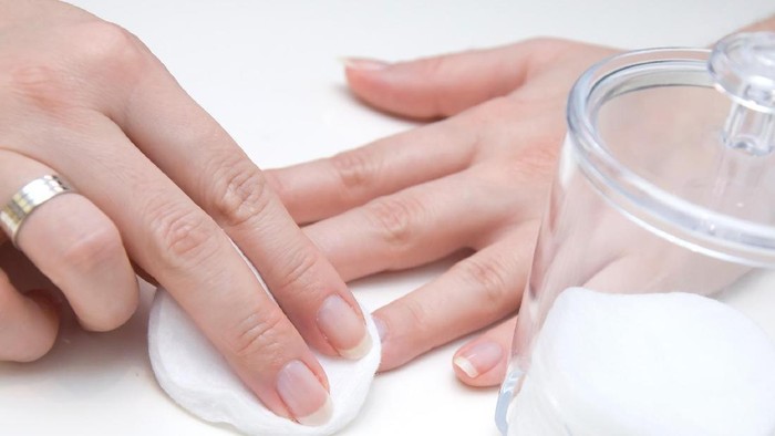 Kehabisan Aseton? Jangan Khawatir, Hilangkan Bekas Cat Kuku dengan 4 Cara Jitu Ini!