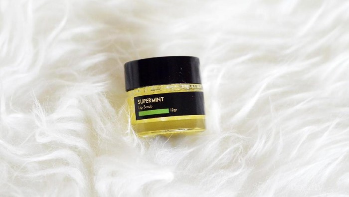 Dapatkan Bibir Lembap dan Terhidrasi dengan The bath box Super Mint Lip Scrub