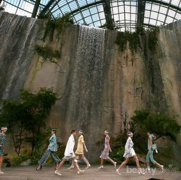 img-title Bikin Takjub dan Jadi Pusat Perhatian, Chanel Bawa Air Terjun Ke Paris Fashion Week Kemarin!