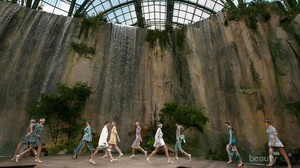 Bikin Takjub dan Jadi Pusat Perhatian, Chanel Bawa Air Terjun Ke Paris Fashion Week Kemarin!