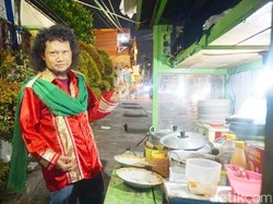 Penjual Ketoprak Mirip Rhoma Irama Pernah Dibully Karena Dandan Ala Raja Dangdut