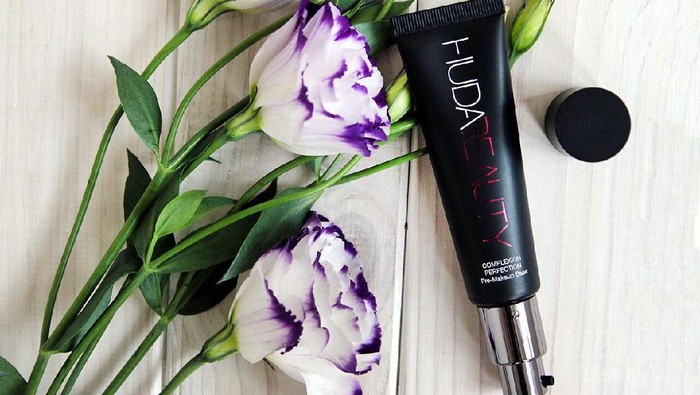Mau Makeup Tahan Lama? Gunakan Huda Beauty Complexion Perfection Primer!