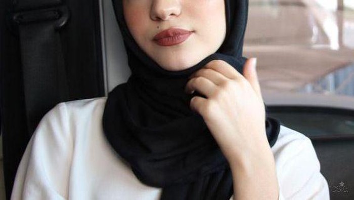 Selebgram Hijab? Ini Dia Tutorial Make Up Natural yang Bikin Kamu Makin Eksis!