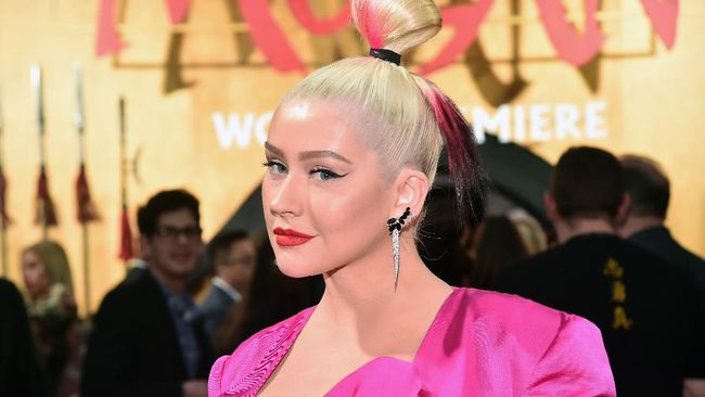 Penyanyi Christina Aguilera tampak lebih ramping saat tampil pada konser pembuka residensinya di Las Vegas, Selasa (2/1). Ia menjalankan rainbow diet.
