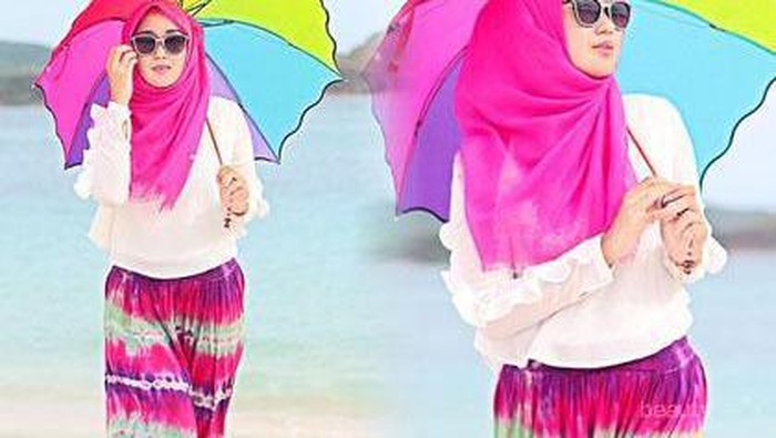 Saatnya Tampil Colorful dengan Tiru Gaya Hijab Ke Pantai Ala Dian Pelangi