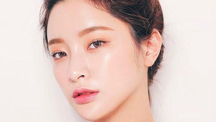 Ingin Kulit Dewy dan Glowing Ala Korea Tanpa Terlihat Berminyak? Simak Rahasianya di Sini!