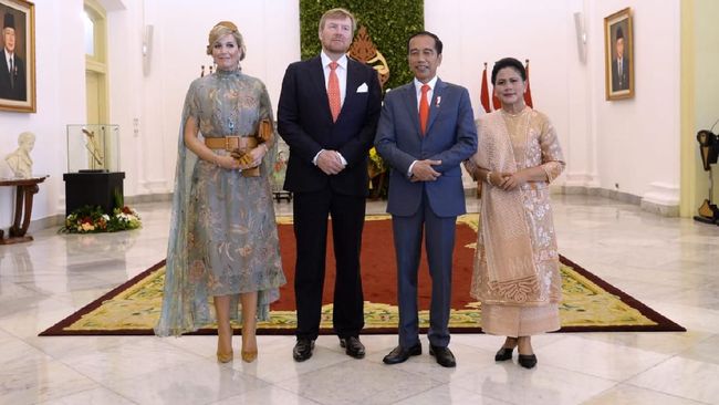 Saat menyambut Raja dan Ratu Belanda, Iriana Jokowi ditemani cucu keduanya Sedah Mirah menggunakan baju tradisional Indonesia. 