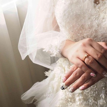 img-title Calon Pengantin, Contek 5 Inspirasi Gaya Nail Art Glamour Ini untuk Pesta di Malam Hari