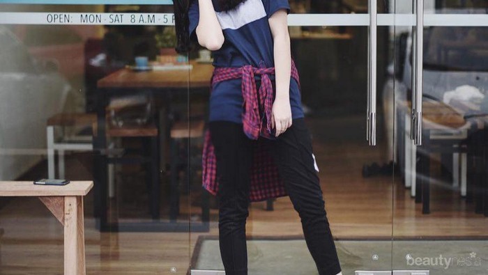 4 Kombinasi Unik dan Anti Boring Antara Kaos + Denim untuk Gaya Asik ke Kampus