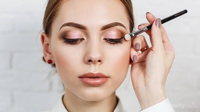Buat Pemula Make Up, Pelajari Fungsi dari Macam-macam Brush Mata Ini Biar Tak Bingung!