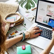 Ladies, Pastikan Kamu Memerhatikan Hal Penting Ini Ketika Belanja Online!