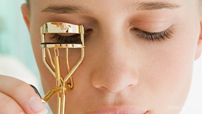 4 Kegiatan Sehari-hari Ini Ternyata Menjadi Penyebab Bulu Mata Rontok!