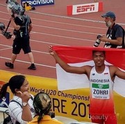 [FORUM] udah liat momen dimana Zohri susah mendapatkan bendera merah putih setelah menang?
