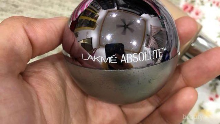 Lakme Absolute Reinvent Mattreal Skin Natural Mousse Foundation, Super Nyaman dengan Kemasan Unik!