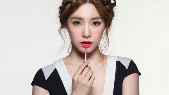 Gunakan 4 Trik ini Agar Lipstik Kesayangan Kamu Tahan Lama di Bibir