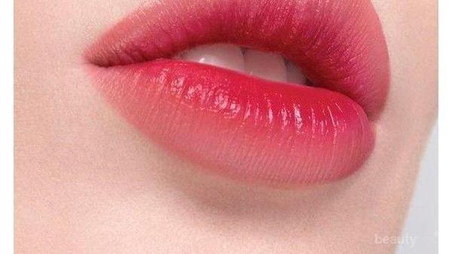 7 Tips Mengaplikasikan Ombre Lips Agar Terlihat Natural dan Tahan Lama 1 mengaplikasikan ombre lips