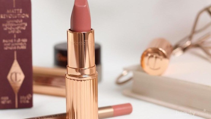 Inilah Review Charlotte Tilbury Matte Revolution Lipstick shade Pillow Talk yang Super Fancy