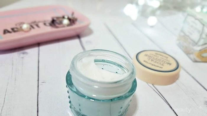 Review Benefit Total Moisture Facial Cream, Pelembab Super Fancy yang Efektif Atasi Kulit Kering!