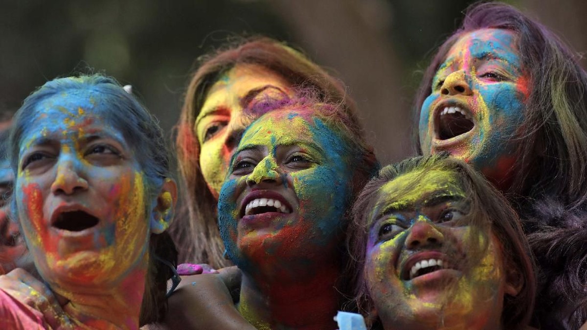 FOTO: Ceria Holi di Tengah Corona