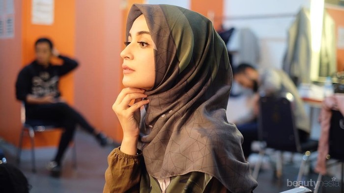 Ibu Muda Harus Lihat Gaya Shireen Sungkar yang Syar'i Namun Tetap Remaja Banget Ini!