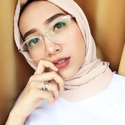 Dear, bagaimana ya memilih gaya hijab yang pas untuk hijabers berkacamata?