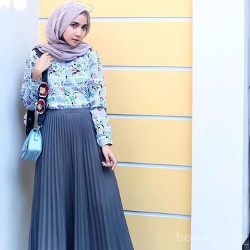 img-title Tinggalkan Gaya Membosankanmu, Coba Padu Padan Rok Hijab dengan Kemeja Ini Yuk!