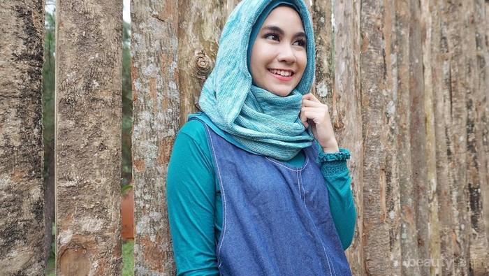 Inspirasi Long Dress Hijab Sederhana dan Cantik Ala Anisa Ex Cherrybelle, Mau Tahu?