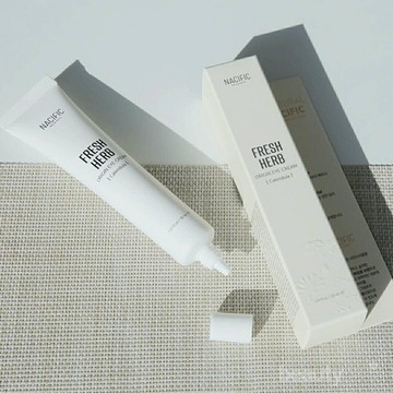 img-title Bebaskan Area Mata Kamu dari Keriput dan Mata Panda dengan Natural Pacific Fresh Herb Hyaluron Eye Cream