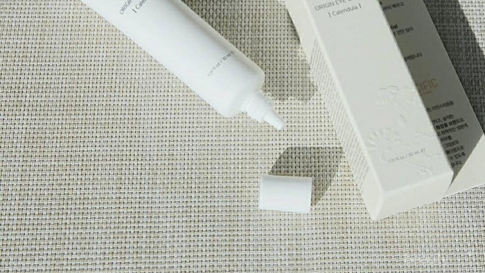Bebaskan Area Mata Kamu dari Keriput dan Mata Panda dengan Natural Pacific Fresh Herb Hyaluron Eye Cream