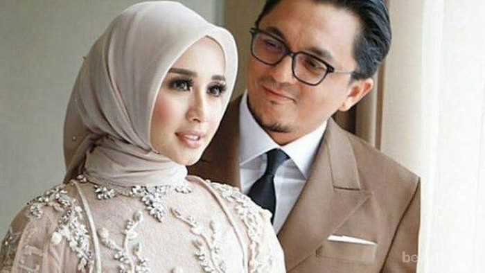 ladies, kamu lebih suka makeup Bella di resepsi pernikahan pertama atau kedua? ladies, kamu lebih suka makeup Bella di resepsi pernikahan pertama atau kedua?